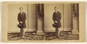 [Tunnistamaton nuori mies pitelemässä silinterihattua ja kävelykeppiä, seisomassa] tekijältä Mathew B. Brady