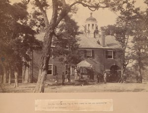 Fairfaxin hovitalo, Virginia, jossa on unionin sotilaita edessä ja katolla. tekijältä Mathew Brady