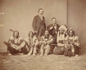 Kenraali J. E. Smith ja intiaanit, 1870-luku. tekijältä Mathew Brady