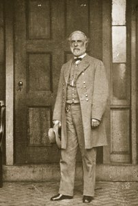 Kenraali Robert E. Lee seisomassa talonsa ulkopuolella Richmondissa huhtikuussa 1865 tekijältä Mathew B. Brady