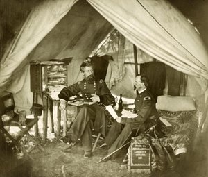 Kenraali Jefferson C. Davis ja upseeri Istuvat teltassa, pub.1861 (kuva) tekijältä Mathew and studio Brady