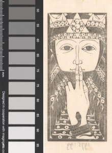 Nainen kahdella sormella huulilla