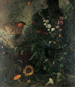 Hollyhocks, ruusut, sininen pitsikukka, auringonkukka ja myrkkysienet, kehäkukka uurnassa puun vieressä