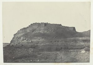 Ibrahimin muinainen linnoitus, näkymä etelästä, Nubia, 184951, painettu 1852. tekijältä Maxime Du Camp