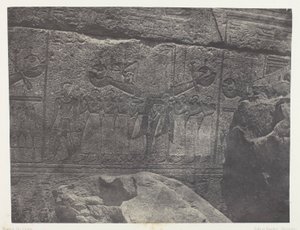 Karnakin palatsi, graniittipyhäkön ulkoveistokset; Thebes tekijältä Maxime Du Camp
