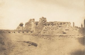 Karnacin palatsin Hypostyle Hallin rauniot - Näkymä lounaasta, 1849-50. tekijältä Maxime Du Camp