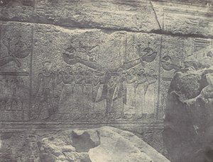 Thebes. Karnakin palatsi. Graniittipyhäkön ulkoveistoksia, 1850. tekijältä Maxime Du Camp