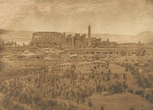 Yleiskuva Karnacin palatsin raunioista idästä otettuna - Thebes, 1849-50. tekijältä Maxime Du Camp