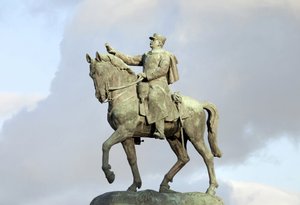 Joseph Joffren (1852-1931) ratsastajapatsas, sotilas, Ranskan marechal, Ranskan komentaja Marnen taistelussa ensimmäisen maailmansodan aikana, Maxime Real del Sarten (1888-1954) pronssiveistos, tekijältä Maxime Real del Sarte