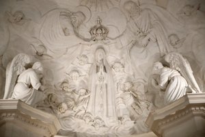 Fatiman pyhäkkö. Fatiman vanhan basilikan sisätilat. Neitsyt Marian kruunajaiset. Portugali. tekijältä Maximiano Alves