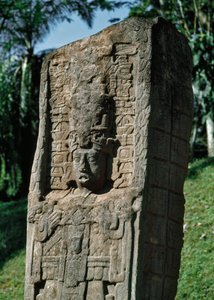 Yksityiskohta Suuren aukion steelestä tekijältä Mayan