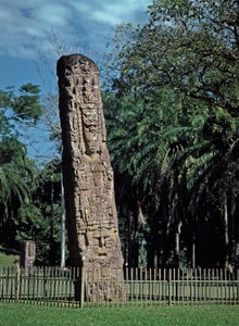 Yksityiskohta stele F suurella aukiolla tekijältä Mayan