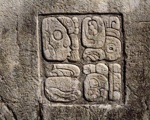 Glyfit talossa C, patio 2 palatsissa tekijältä Mayan