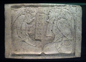 Lintel, jossa on kaksi vankia, Yaxchilanin alue, myöhäisklassikko, 600-900 jKr tekijältä Mayan
