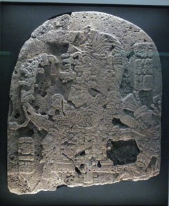 Paneelin fragmentti viivoittimella, Petenin alue, myöhäisklassinen kausi, 600-900 jKr tekijältä Mayan