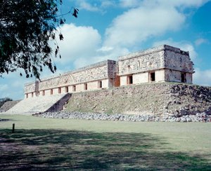 Esikolumbialainen sivilisaatio: näkymä Uxmalin muinaisen mayapääkaupungin paikalle, Puuc-tyyliin. Pohjois-Yucatan 600-900 jKr: ennustajan pyramidi. Meksiko tekijältä Mayan