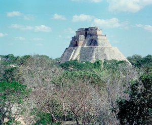 Esikolumbialainen sivilisaatio: näkymä ylätemppeliin Uxmalin muinaisen mayapääkaupungin paikalla, Puuc-tyyliin. Pohjois-Yucatan 600-900 jKr. Meksiko tekijältä Mayan