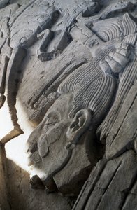Reliefi pyramidilla, myöhäisklassinen aika (600-900 jKr) (stukko) tekijältä Mayan