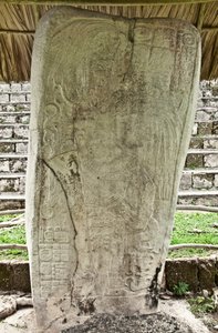Stela 9, joka kuvaa Ajb’alun Haab’tal Wat’ul K’atelia, Terminal Classic Kingiä Seibalista, Guatemalassa, juhlistaen 9. Katunin päättymistä jKr. 849