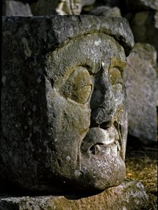 Kiviveistos miehen päästä itäiseltä akropolilta tekijältä Mayan