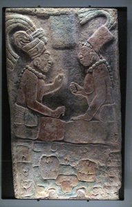 Kaksi istuvaa miestä, El Chicozapote, Usumacinta, myöhäisklassinen aika, 600-900 jKr. tekijältä Mayan