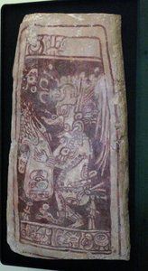 Holvin kansi, jossa on maalaus K"Awiilin jumalasta ja hieroglyfiteksti, Chenesin alue, Yucatan, myöhäisklassinen aika, 600-900 jKr. tekijältä Mayan