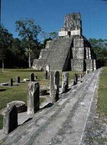 Näkymä temppelille II tai Tikalin naamioiden temppelille, 7.-8. vuosisadalla tekijältä Mayan