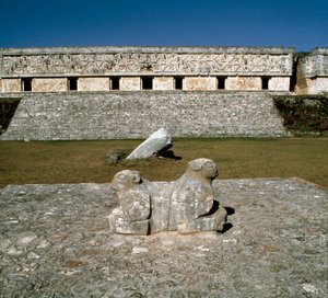 Näkymä kuvernöörin palatsille, kahden jaguaarin alttari, 9.-10. vuosisata tekijältä Mayan