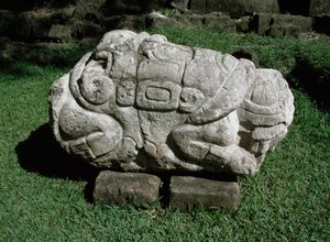 Zoomorfinen alttari, joka on kaiverrettu gres-lohkoon tekijältä Mayan