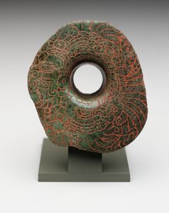 Korvalamppu, jossa on viiloitettu lintujumalan kuva, n. 300-500 (jadeiitti) tekijältä Mayan Mayan