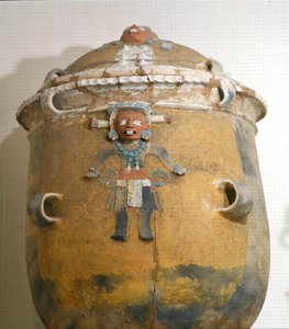 Hautausuurna kannella, Ixil, Quiche, Guatemala, Early Postclassic Period (900-1200) (monivärinen keramiikka) tekijältä Mayan Mayan