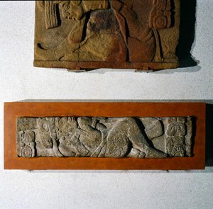 Lintel 27, Tonina, Chiapas, Meksiko, myöhäisklassinen aika (600-900 jKr) (kivi) tekijältä Mayan Mayan