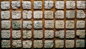Maya-kalenteri (320-1697), joka koostuu erilaisista kuvioista (kaiverretuista kivistä)