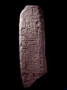 Esikolumbialainen taide, Maya-sivilisaatio, alkuperäinen klassinen aika: kivistela 5 El Zapotesta, Petenistä, Guatemalassa. Aurinko. h. 127 cm Guatemala, Museo Nazionale di Archeologia e Etnologia - Esikolumbiaaninen taide, Maya-sivilisaatio, klassinen aik tekijältä Mayan Mayan