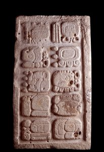 Esikolumbialainen taide, mayojen sivilisaatio, klassinen aika: fragmentti portaista, joka esittää kuvioita alemmissa kohokuvissa. Himmeä. 35,5x61 cm Guatemala, Museo Nazionale di Archeologia e Etnologia - Esikolumbiaaninen taide, Maya-sivilisaatio, Klassin tekijältä Mayan Mayan