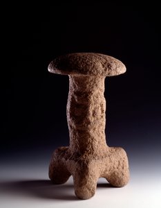 Esikolumbialainen taide, mayojen sivilisaatio, klassinen aika: kiviveistos kolmijalkasienen muodossa. Chimaltenangosta, Guatemalassa. Himmeä. 31,3 x leveys 18 cm Guatemala, Kansallinen arkeologian ja etnologian museo tekijältä Mayan Mayan
