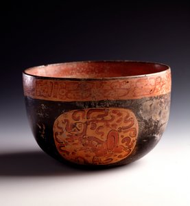 Prekolumbialainen taide, mayojen sivilisaatio, myöhäisklassinen aika: leikkaa monivärisestä savista kuvioita. Uaxactunista, Quiche, Guatemala Sun. h. 12,5 x halkaisija. 18,5 cm Guatemala, Museo Nazionale di Archeologia e Etnologia - Esikolumbiaaninen taide tekijältä Mayan Mayan