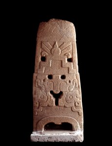 Esikolumbiaaninen taide, mayojen sivilisaatio, esiklassinen aika: kivistele koristeltu jumaluuden tyylisellä naamiolla. 600-1100 jKr Saca Tepequezistä, Guatemalassa. Himmeä. korkea. 103 cm Guatemala City, Kansallinen arkeologian ja etnologian museo tekijältä Mayan Mayan