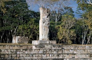 Stele 2 näköalalla pallokentälle, 652 jKr tekijältä Mayan Mayan