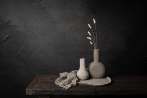 Minimalistiset maljakot ja ruoho tekijältä Mayra Pama