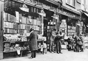 Kirjakauppa Charing Cross Roadilla, Lontoossa, 1926-1927.