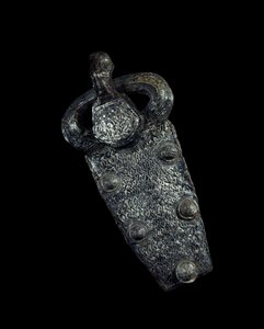 Merovingilainen taide: vyön solkilevy hopeasta damaskiinirautaa. 650-700 jKr. Pariisi, Musee Carnavalet.