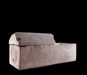 Merovingilainen taide: Charentonin sarkofagi Cherillä koristaa Danielin marttyyrikuoleman kohtauksia leijonien luolassa. 7. vuosisadalla. Bourges, Berry Museum tekijältä Merovingian