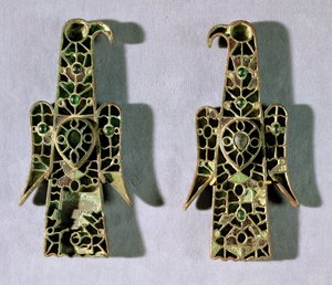 Kotkan muotoisia rintakoruja (metallia ja emalia) tekijältä Merovingian