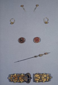 Art Merovingian (Gallia): Frangien kuningatar Arnegonde tai Aregonde (v.515-600), noin 570. Clotaire I:n vaimo (511-561). Ylhäältä alas: neulapari filigraanihopeaa ja kultaa, korvakorut kloisonne-hopeaa, filigraanikuparia, granaattia,