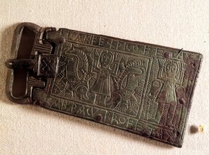 Merovingilainen taide: Burgundin valtakunnan pronssinen vyösolki (barbaarinen kansa), joka edustaa Danielia leijonakuolassa. 550-626. Franche-Comtesta. Kansallinen arkeologinen museo, Saint Germain en Laye