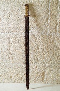 Merovingilainen taide: epee, 6. vuosisata. Gallia. Saint Germain en Layen kansallinen arkeologinen museo