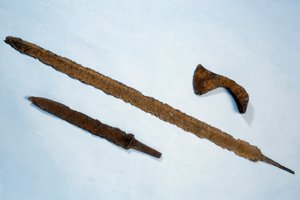 Merovingilainen taide: keinut ja fransiskaaninen (kirves) rautaa Normandiasta. 475-525 jKr. Saint Germain en Laye, kansallisen arkeologian museo