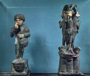 Hammurabi rukoilee pyhän puun edessä ja pyhä puu, joka muodostui kolmesta vuohesta, Larsasta, Etelä-Mesopotamia, noin 1750 eKr. (pronssi ja kulta) tekijältä Mesopotamian