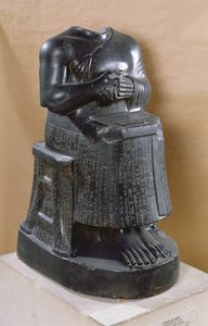 Päätön patsas prinssi Gudeasta (2170-2130 eKr.) arkkitehtina, Tellohista (muinainen Gersu) 2100-2000 eKr. (dioriitti)